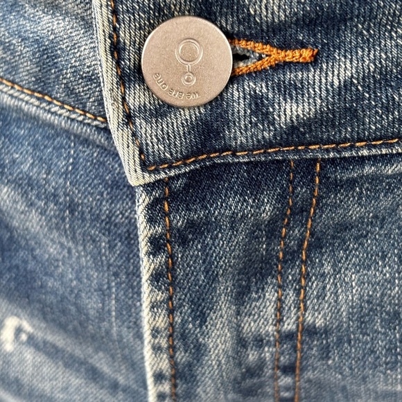 Stylish Distressed Relaxed Fit Jeans - Picture 3 of 16